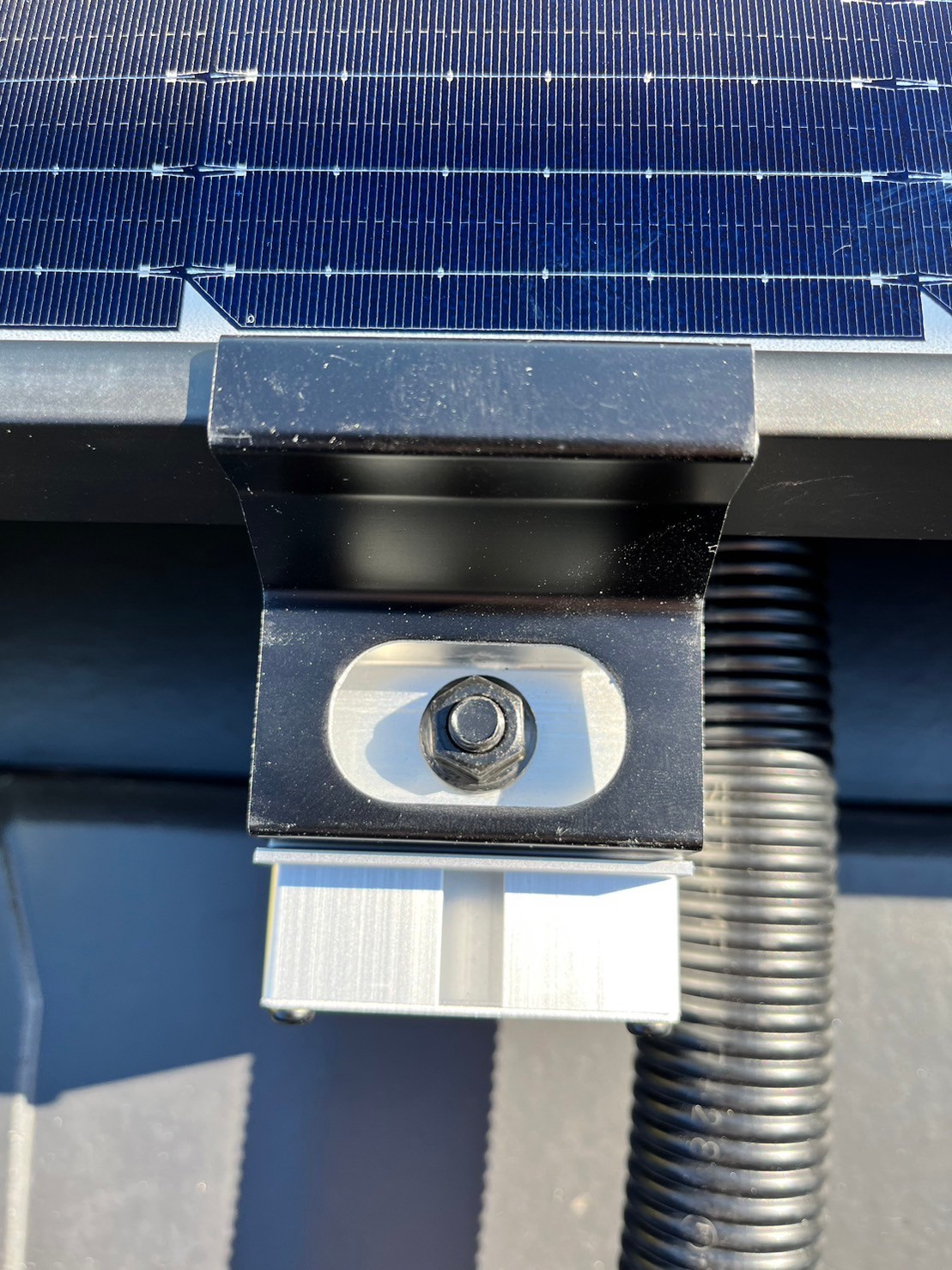 太陽光パネル押え金具